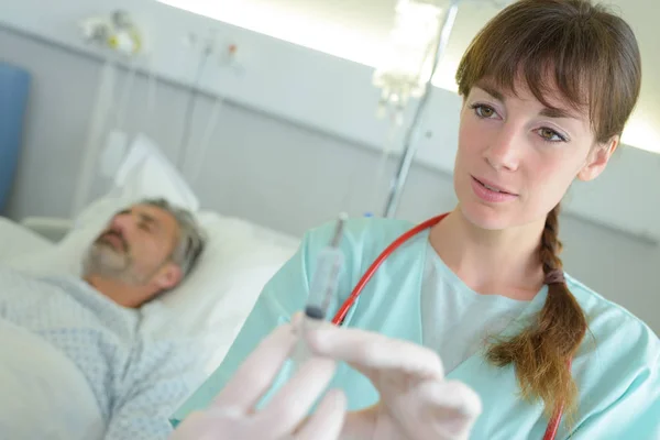 Infirmière Préparant Seringue Pour Patient Hospitalisé — Photo
