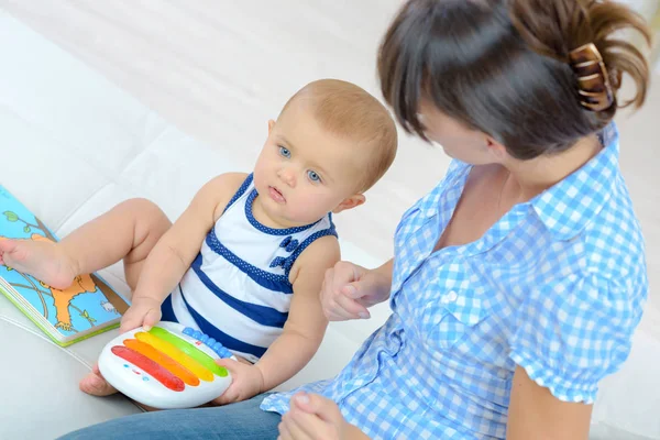 Porträt Einer Glücklichen Mutter Und Ihres Babys Hause — Stockfoto