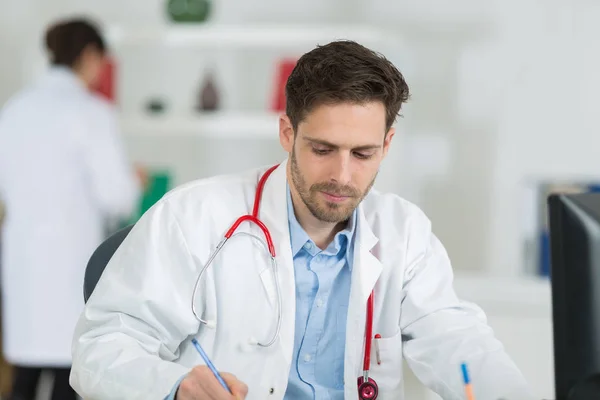 Jovem Médico Bonito Trabalho Seu Escritório — Fotografia de Stock