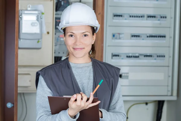 Retrato Electricista Femenina Con Portapapeles Fusebox —  Fotos de Stock