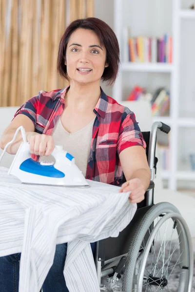 Gehandicapte Persoon Moet Doen Haar Huishouden Zichzelf — Stockfoto