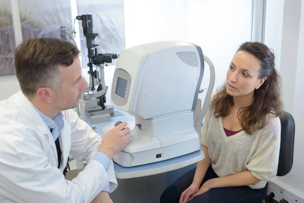 Αρσενικό Οπτομέτρη Έλεγχος Γυναίκα Ασθενή Όραση Στην Οφθαλμολογική Κλινική — Φωτογραφία Αρχείου