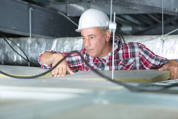 Elektricien Bevestiging Neon Het Plafond — Stockfoto