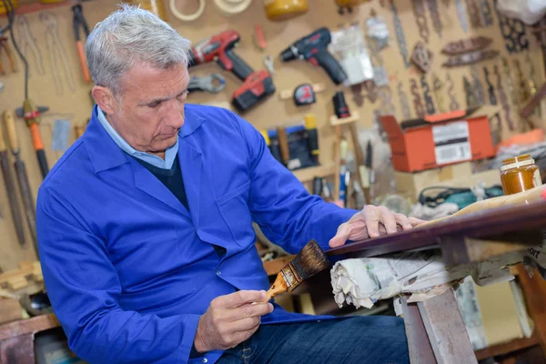 Ein Alter Handwerker Arbeitet Bei Fensterlicht Seiner Werkstatt — Stockfoto