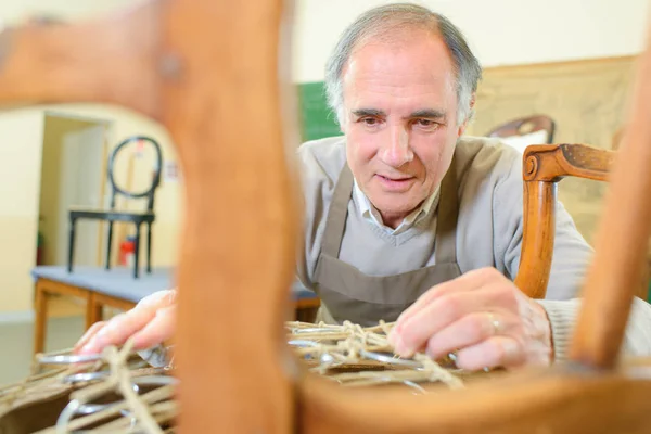 Portret Van Werkman Workshop Man Stoel Stofferen — Stockfoto