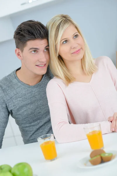 健康的な有機朝食とカップル — ストック写真