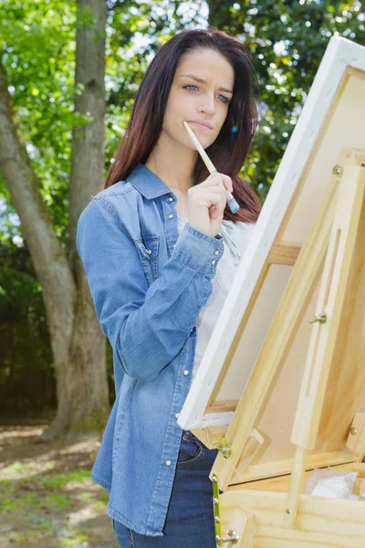 Ung Härlig Kvinna Målning Utomhus — Stockfoto