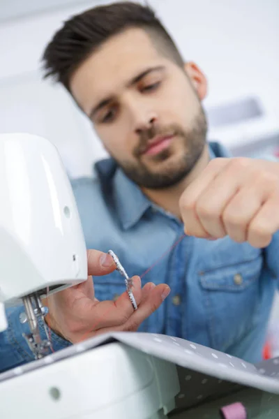 Schöne Modedesignerin Näht Mit Einer Nähmaschine — Stockfoto