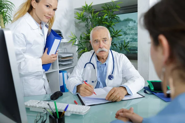 Läkare Och Sjuksköterska Med Patient — Stockfoto