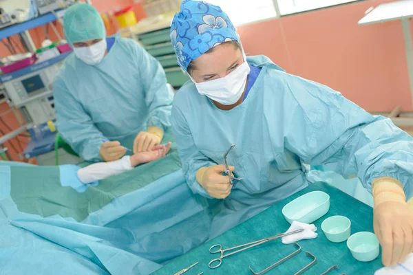 Enfermeira Esfoliação Preparando Ferramentas Para Operação — Fotografia de Stock