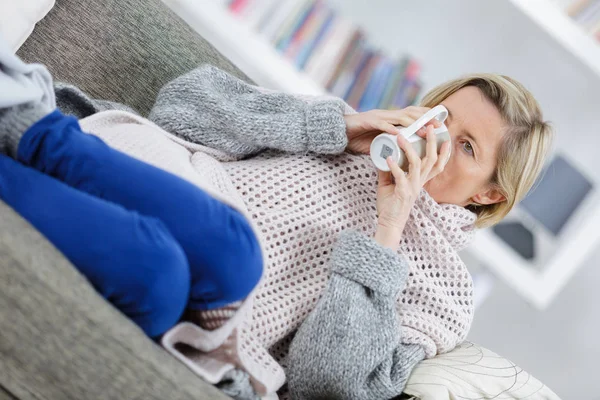 Malattia Matura Donna Bere Caldo Casa — Foto Stock