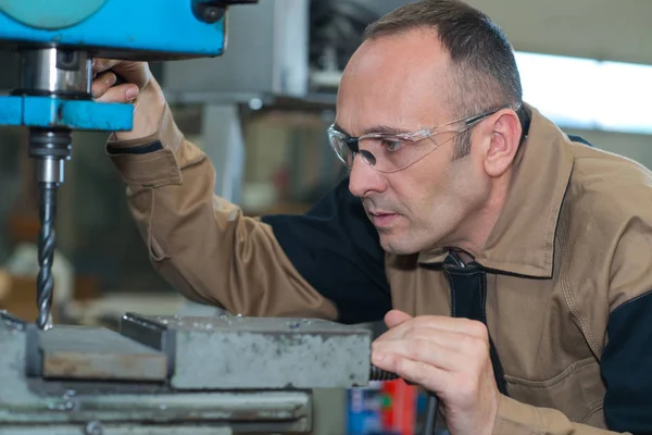 Volwassen Man Met Behulp Van Een Boor Machine Industriële Fabriek — Stockfoto