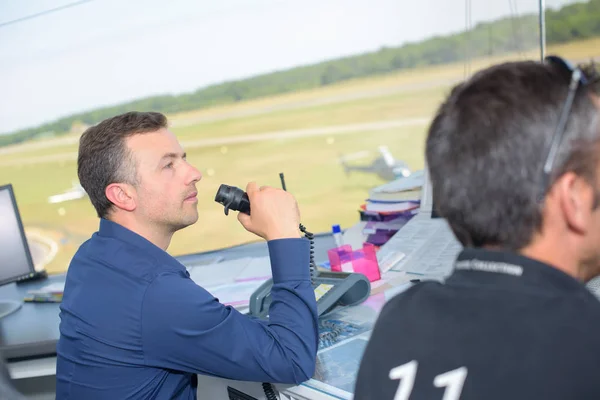 Operatore Torre Controllo Parlando Ricevitore — Foto Stock