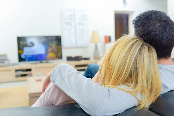 Paar Vor Dem Fernseher Und Liebevoll — Stockfoto