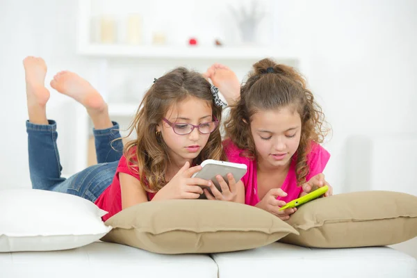 Duas Meninas Jogando Videogames — Fotografia de Stock