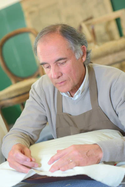 Senior Man Zetel Van Stoel Herstellen — Stockfoto