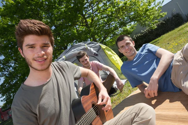 Jóvenes Sentados Fuera Una Tienda Tocando Guitarra —  Fotos de Stock