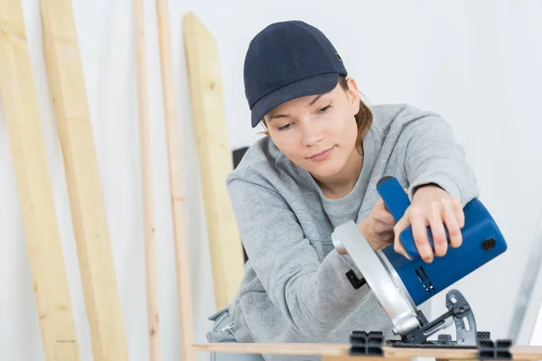 Kvinnliga Snickare Använder Cirkelsåg — Stockfoto