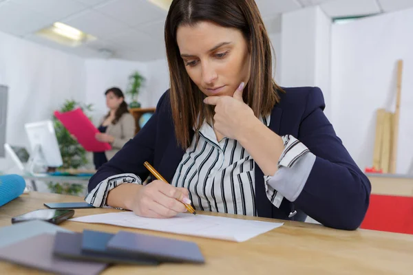 Mujer Joven Resolviendo Problemas Papel — Foto de Stock