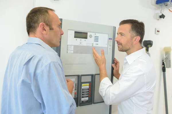 Dos Hombres Hablando Oficina — Foto de Stock