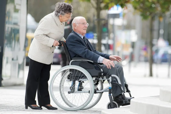 Casal Sênior Cadeira Rodas Desfrutando Dia Cidade — Fotografia de Stock