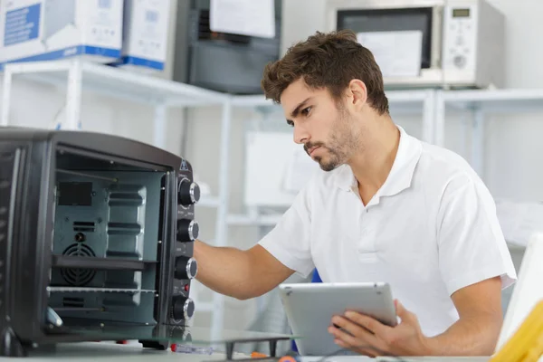 Aantrekkelijke Reparateur Geconcentreerd Het Werk — Stockfoto