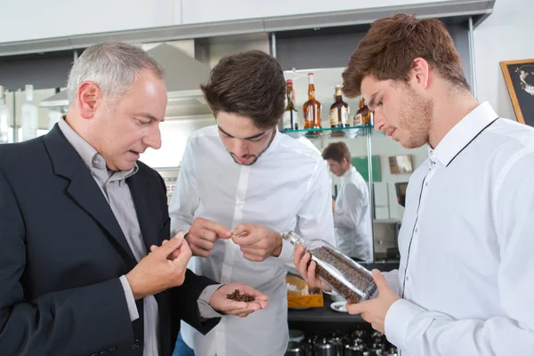 Studenti Barman Con Insegnante Nella Scuola Catering — Foto Stock