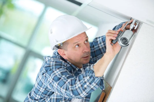 Técnico Masculino Sênior Instalando Câmera Parede — Fotografia de Stock