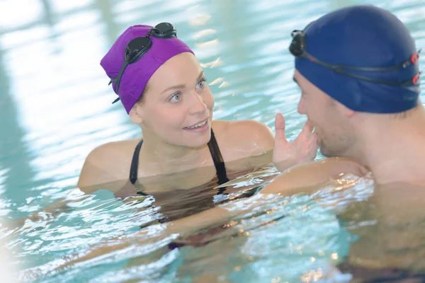 Δύο Κολυμβητές Μιλώντας Στην Πισίνα — Φωτογραφία Αρχείου