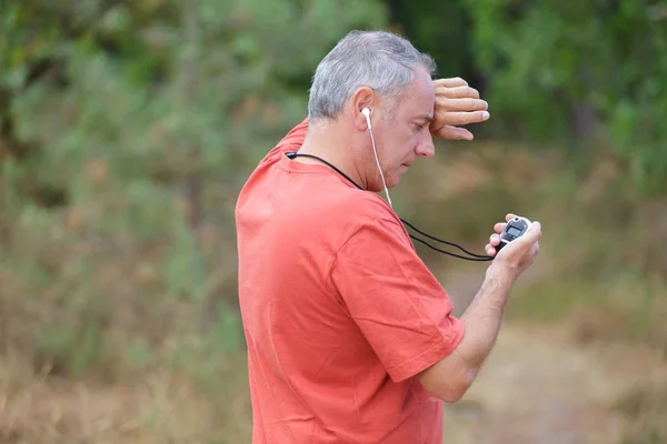 Mannelijke Jogger Middelbare Leeftijd Nemen Van Een Pauze Training Worden — Stockfoto