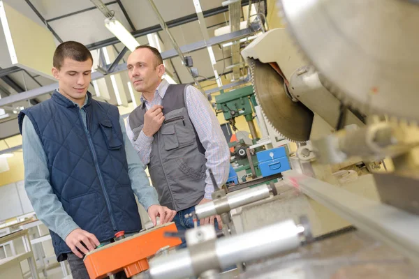 Učitel Studentem Metalurgickém Workshopu — Stock fotografie