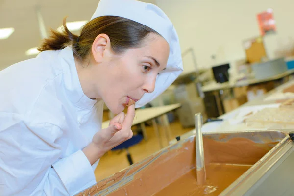 Chef Tasting Toffee Her Finger — Stock Photo, Image