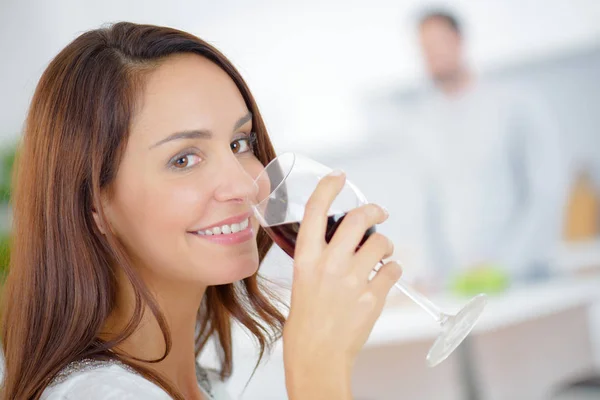 Ein Glas Wein Hause — Stockfoto