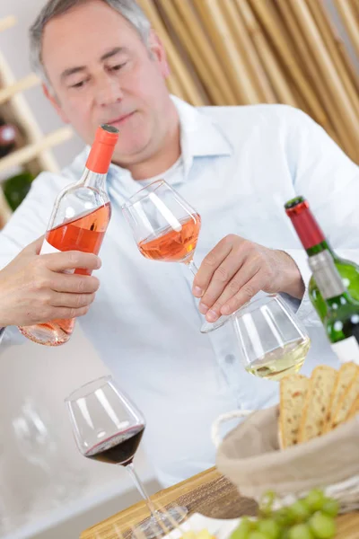 Lycklig Man Med Ett Glas Rosévin Hemma — Stockfoto