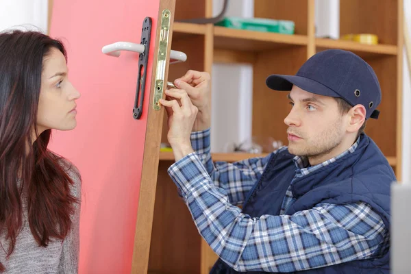 Dienst Werknemers Helpen Jonge Huisvrouw — Stockfoto