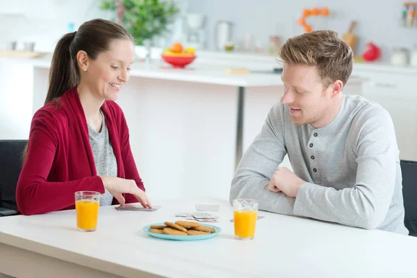 Pareja Joven Con Desayuno Casa Cocina —  Fotos de Stock