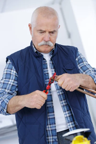 Reparaturhelfer Mit Zange Und Kleidung — Stockfoto