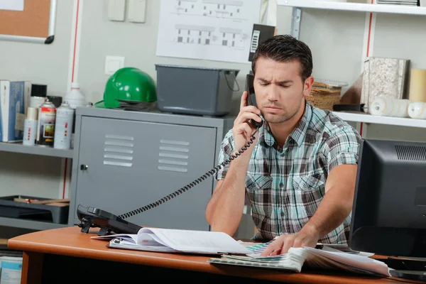 Junger Polier Telefon — Stockfoto