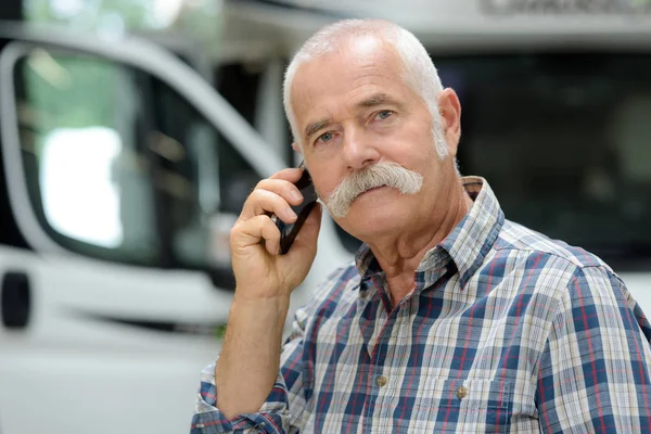 Senior vrachtwagen medewerker aan de telefoon — Stockfoto