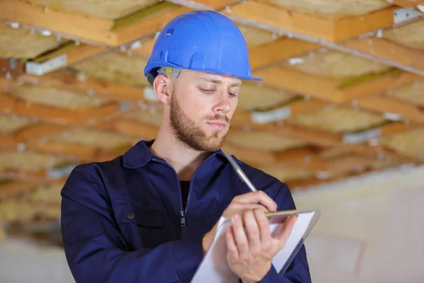 Construtor em com área de transferência — Fotografia de Stock