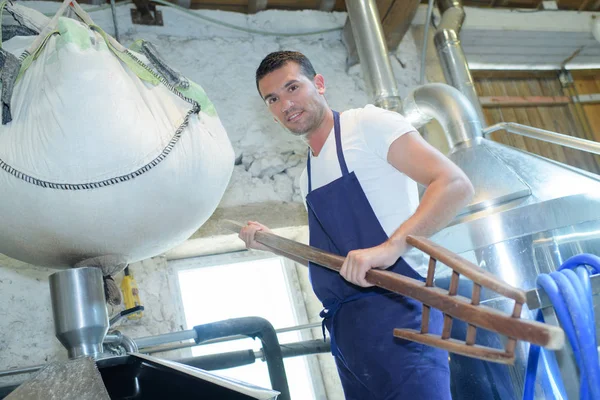 Trabajador de la fábrica de levadura y hombre —  Fotos de Stock