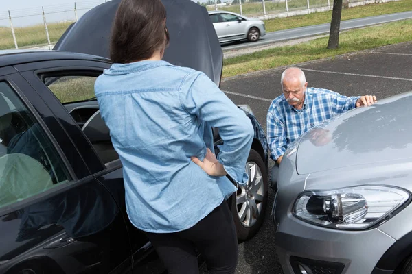 Dos conductores discutiendo después de un accidente de tráfico — Foto de Stock