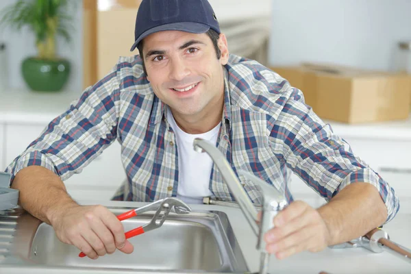 Klempner repariert Küchenspüle — Stockfoto