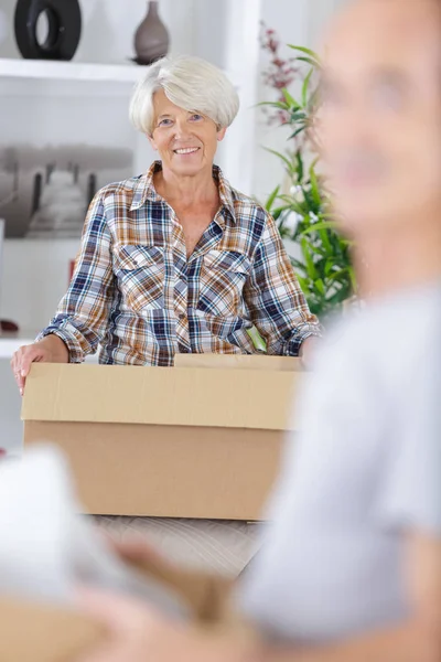 Ouder paar met Verhuisdozen nieuwe thuis — Stockfoto