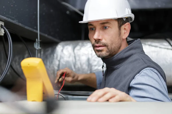 Ingeniero eléctrico en el trabajo — Foto de Stock