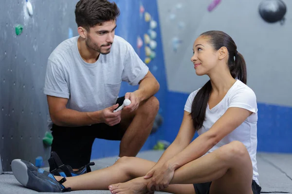 Man het verbinden Womans sport enkel verstuiking letsel — Stockfoto