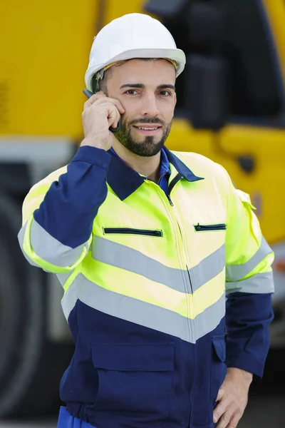 Construtor masculino em hardhat com walkie talkie — Fotografia de Stock