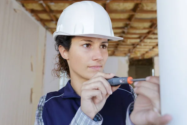 Professionele vrouwelijke werknemer met behulp van een schroevendraaier — Stockfoto
