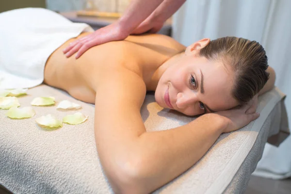 Mãos massageando costas femininas — Fotografia de Stock