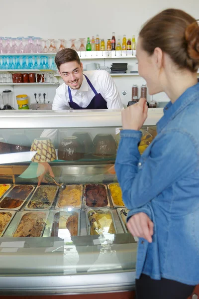 Serving female customer and cold — Stock Photo, Image